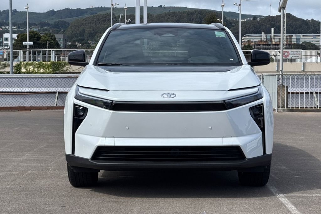 New 2026 Wind Chill Pearl <sup>1</sup> Toyota  XLE image 3