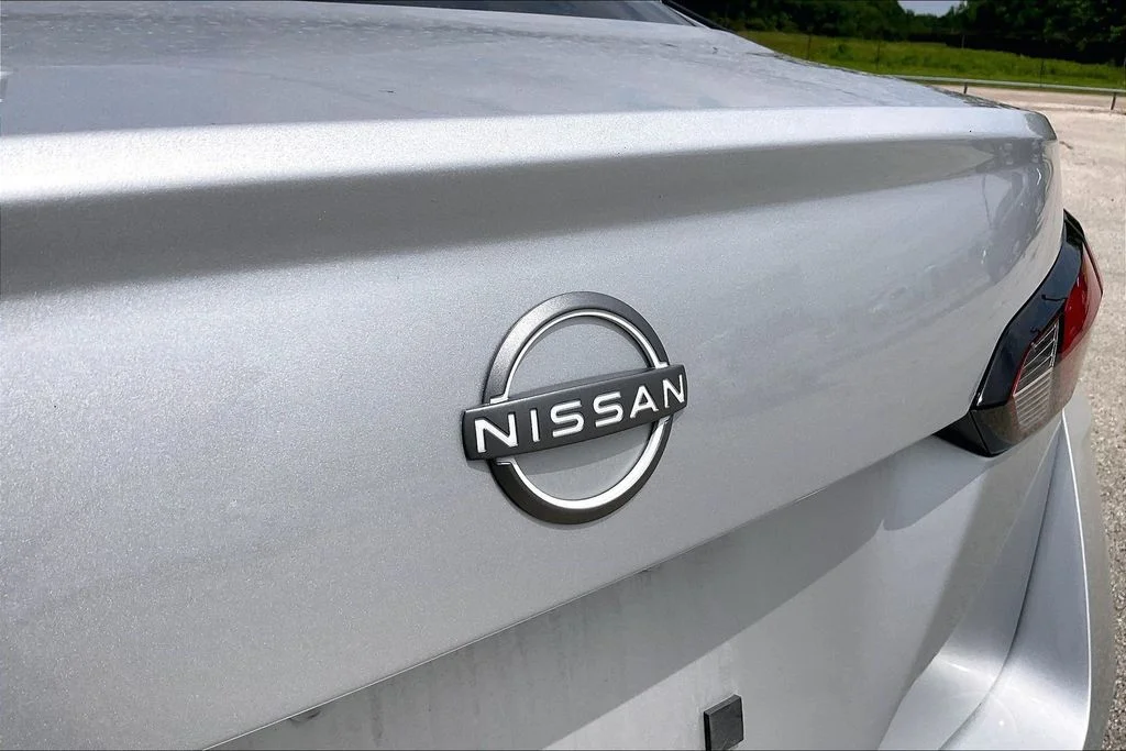 Used 2025 Silver Nissan 1.6 SV image 27