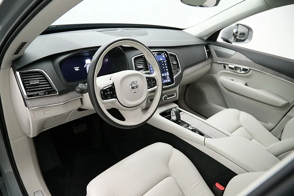 Used 2024 Vapour Grey Volvo Plus image 12