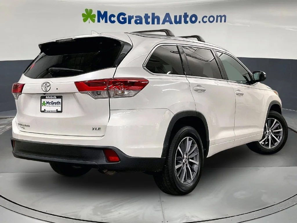 Certified Used 2018 White Toyota XLE image 16