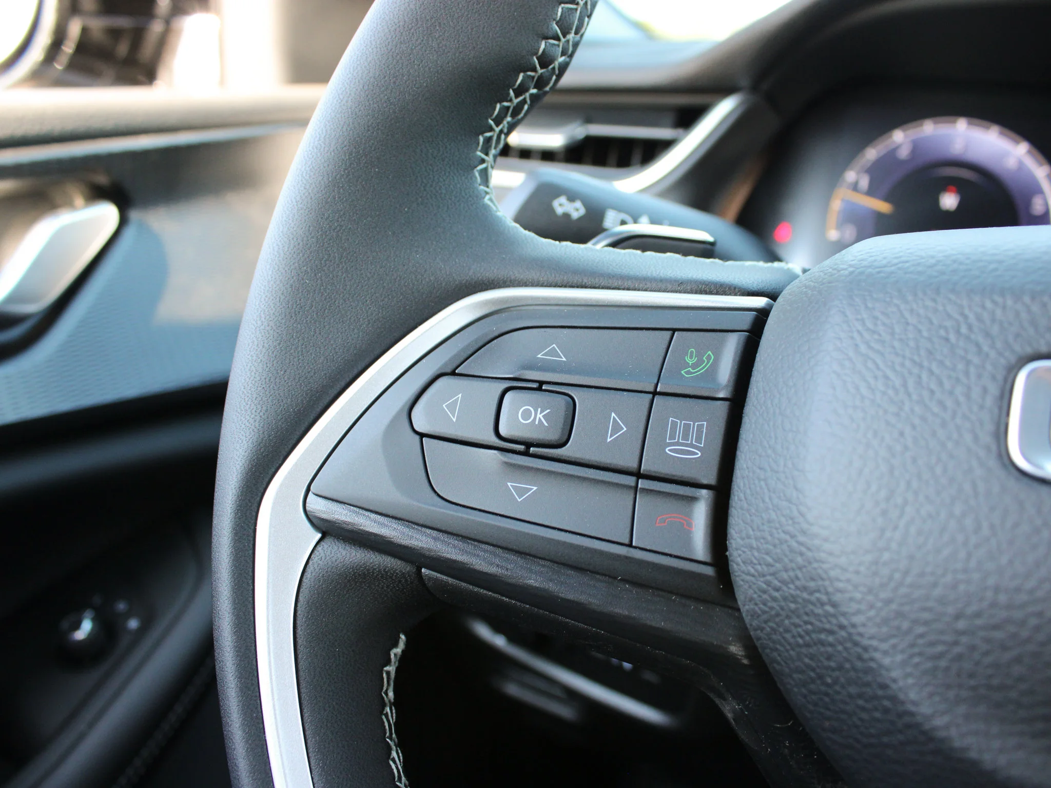 Used 2025 Grey Jeep Altitude* 4x4, Sunroof, Heated Leather, Wireless Charging Pad image 13