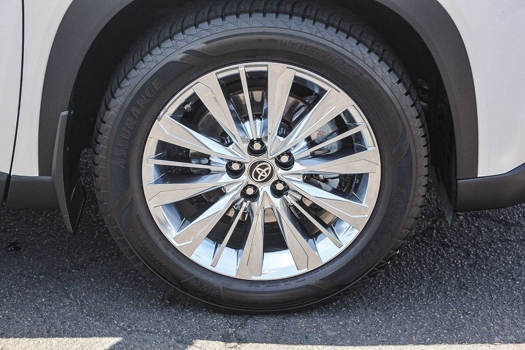 Used 2024 White Toyota Platinum image 12