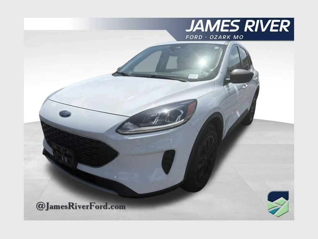 Used 2022 White Ford SE image 1