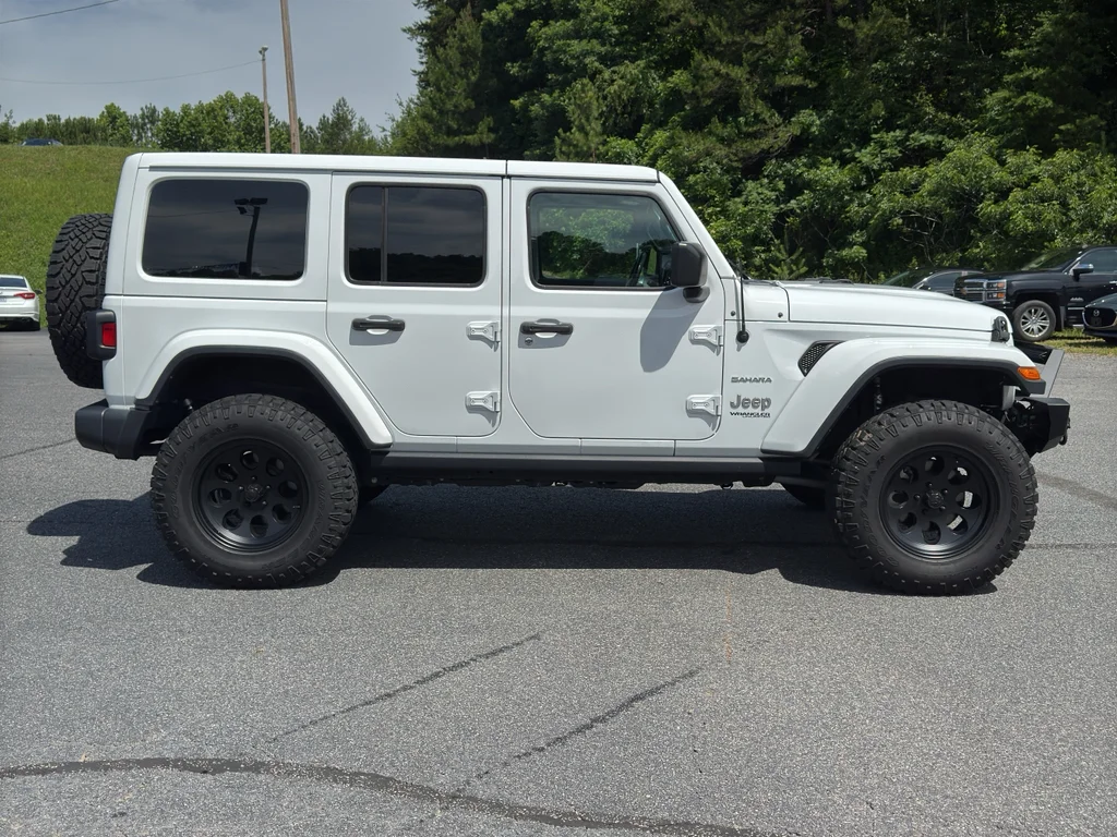Used 2019 Bright White Clearcoat Jeep Sahara image 10