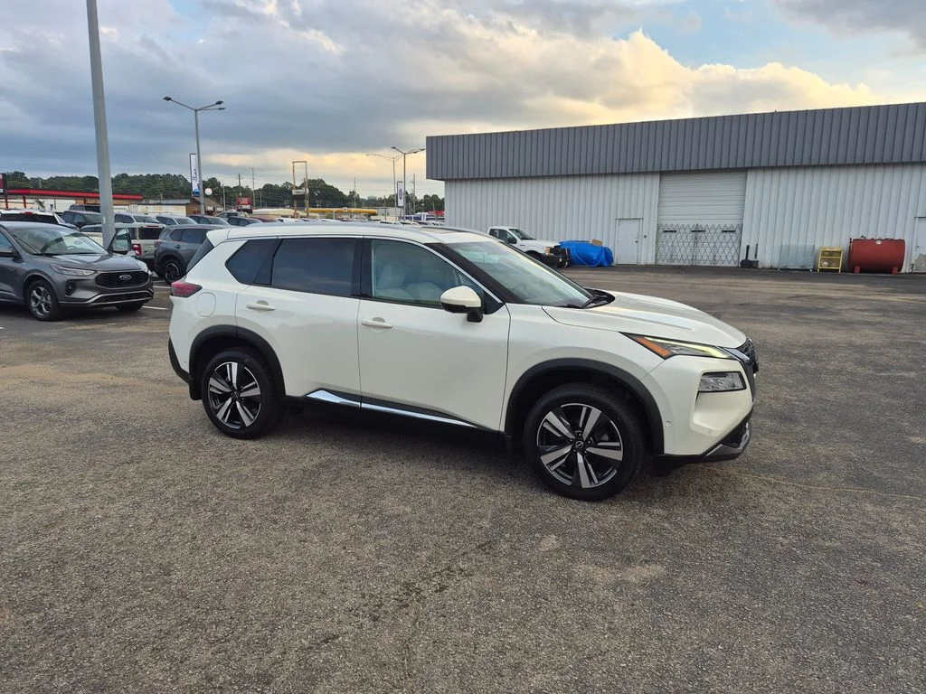 Used 2023 White Nissan SL image 2