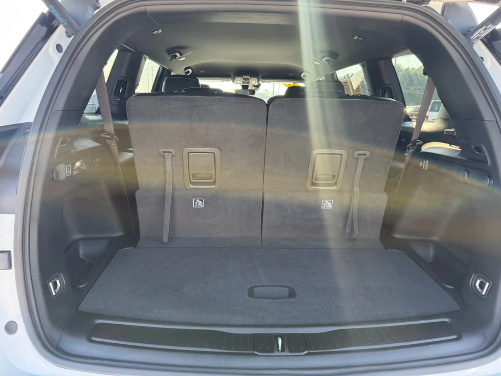 Used 2025 White Jeep Altitude image 22