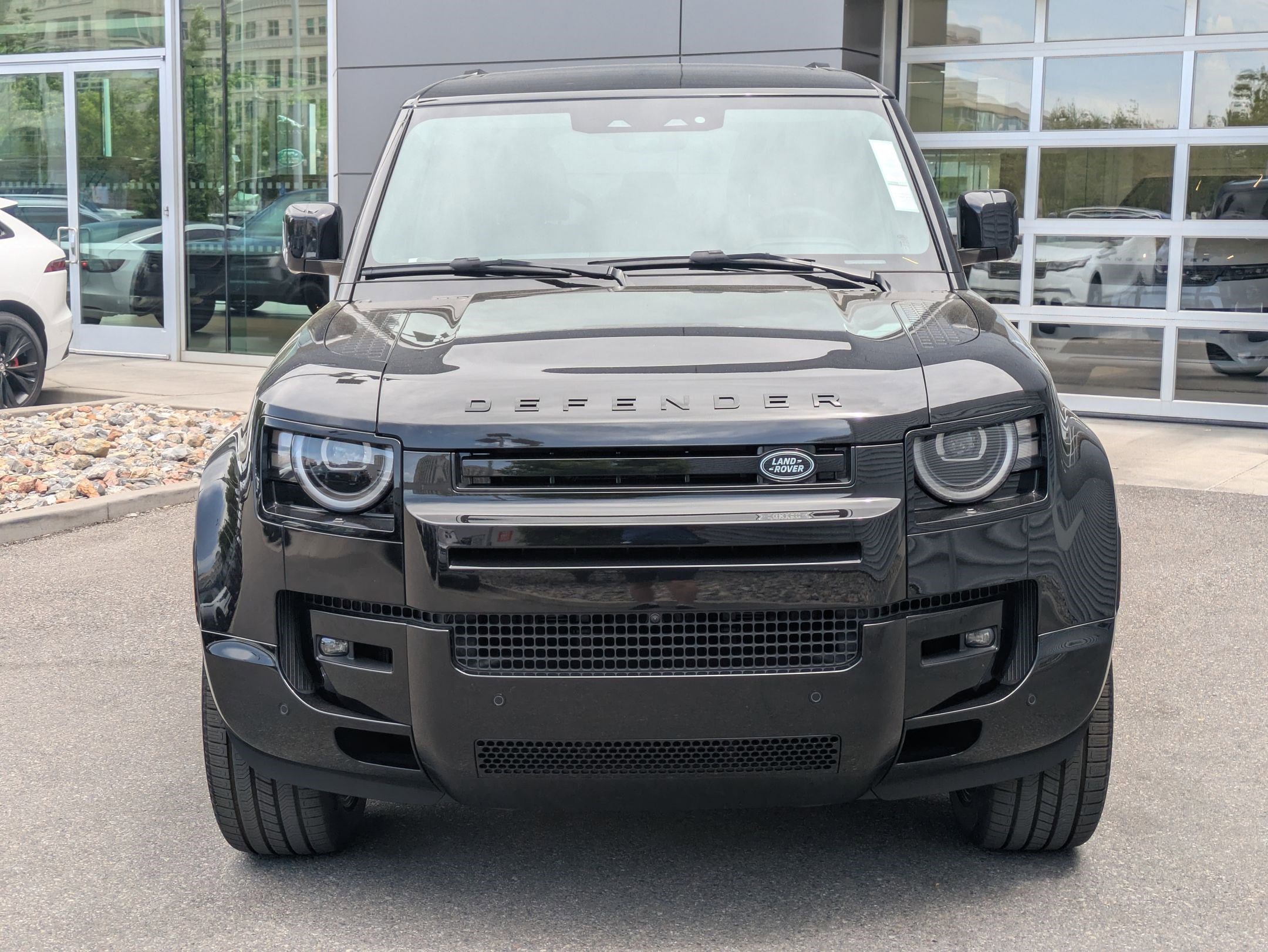 New 2026 Santorini Black Land Rover P400 X-Dynamic SE image 2