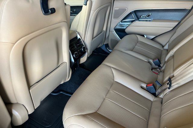 New 2027 Belgravia Green Land Rover SE image 11