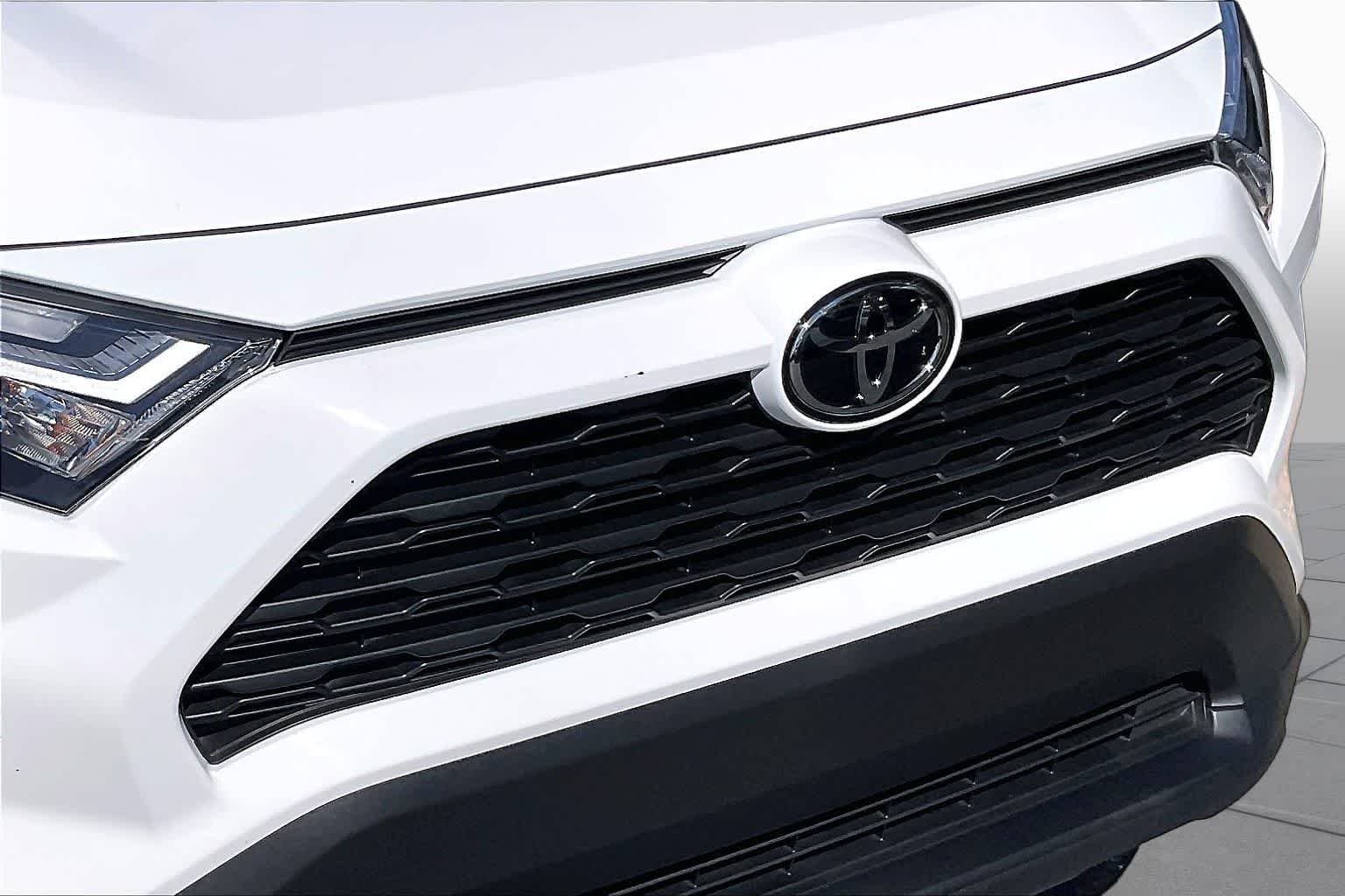 Used 2025 Ice Cap Toyota LE image 29