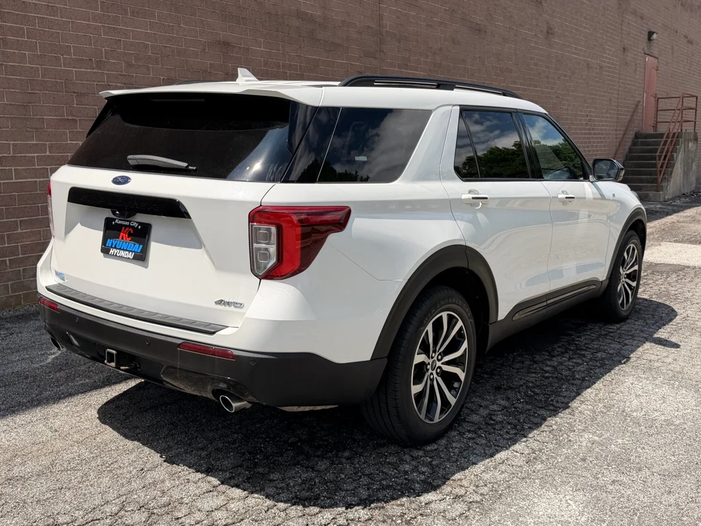 Used 2023 Star White Metallic Tri-Coat Ford ST-Line image 5
