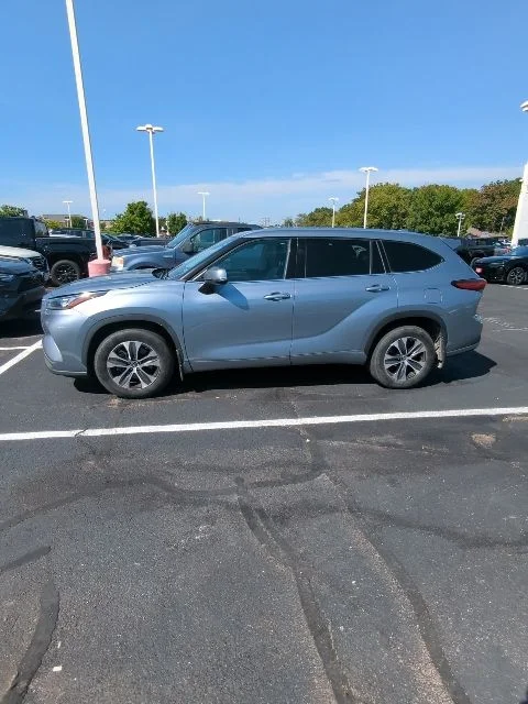 Used 2020  Toyota XLE image 2