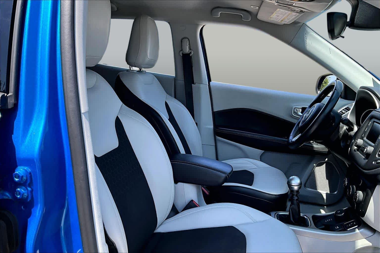 Used 2018 Laser Blue Pearlcoat Jeep Latitude image 9