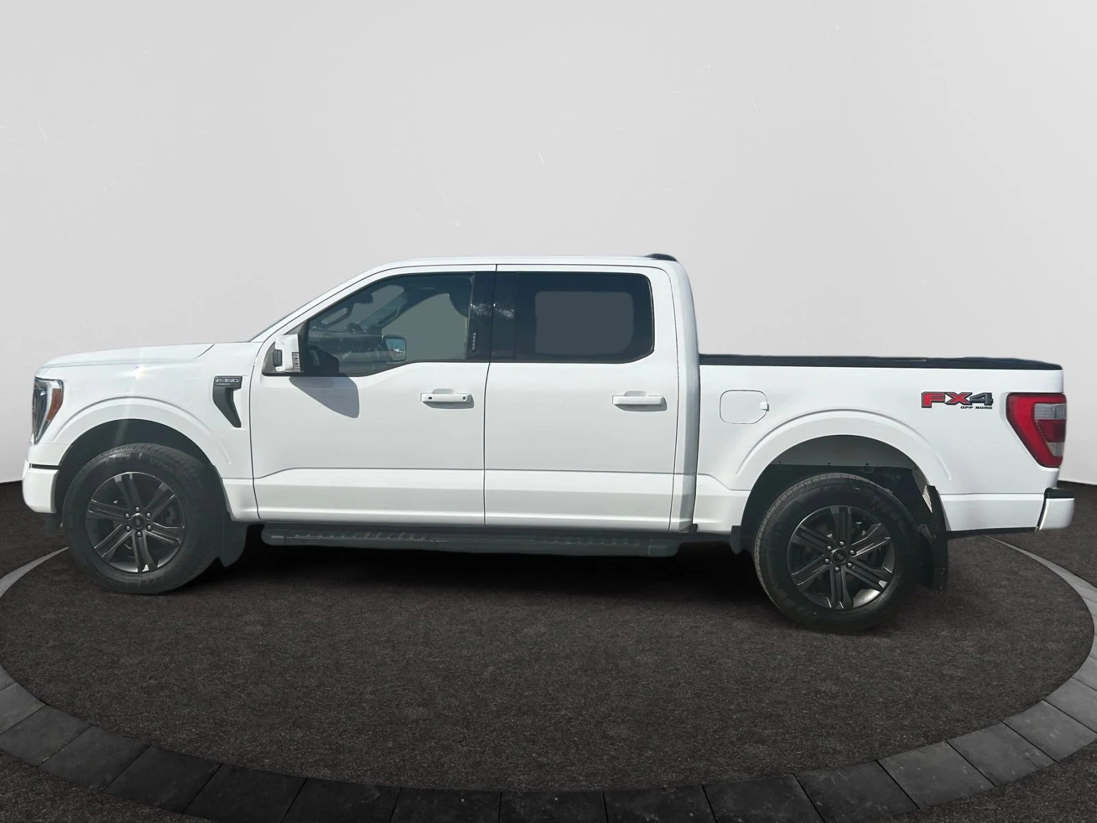 Used 2023 WHITE Ford LARIAT SuperCrew image 2