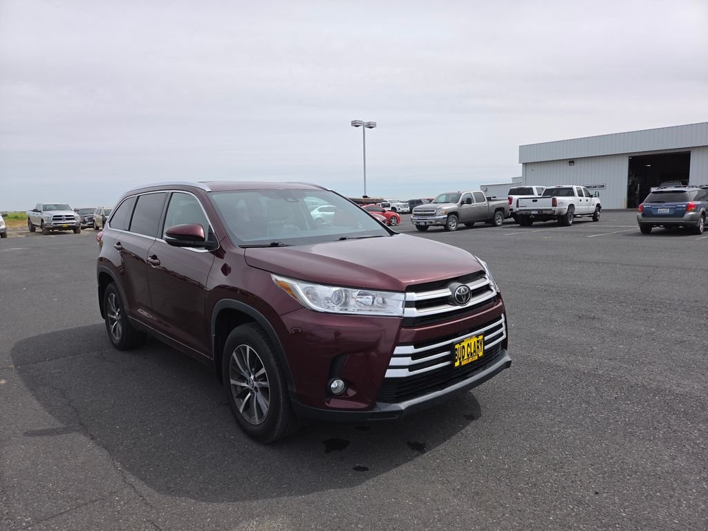 Used 2017 Red Toyota XLE image 7