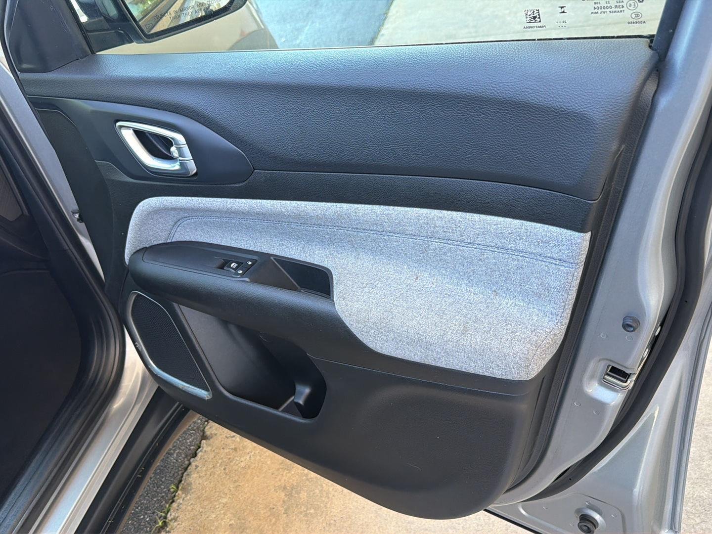 Used 2024  Jeep Latitude image 14