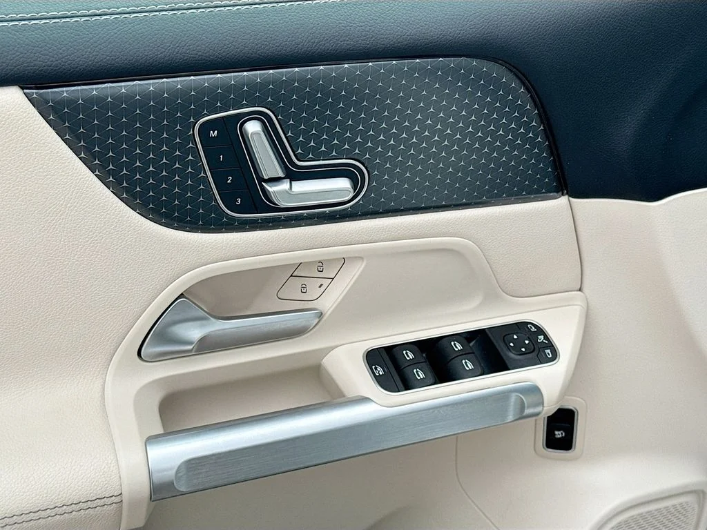 Used 2025  Mercedes-Benz GLB 250 image 18