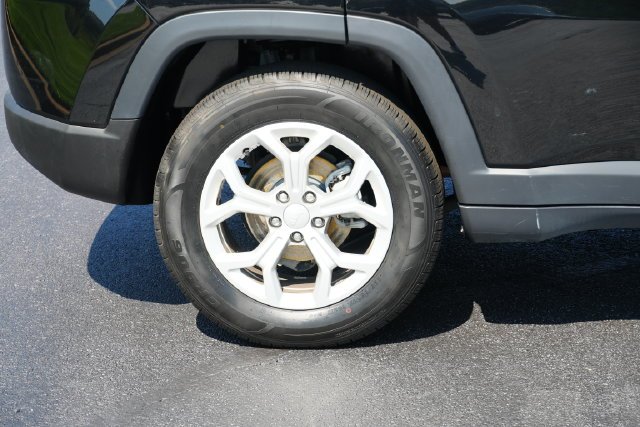 Used 2024 Black Jeep Latitude image 10