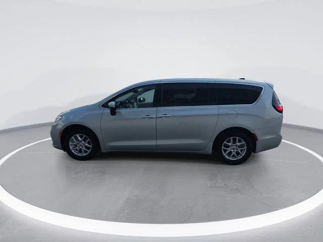 Used 2023 Silver Chrysler Touring L image 5