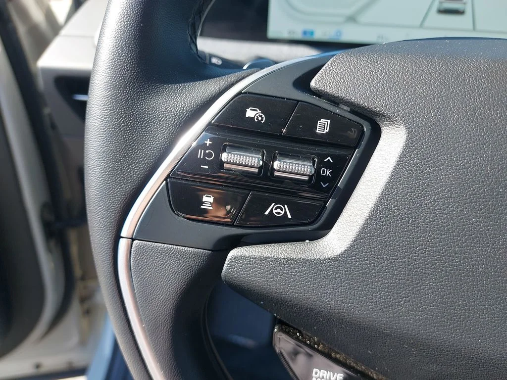 Used 2023 White Kia Wind image 17