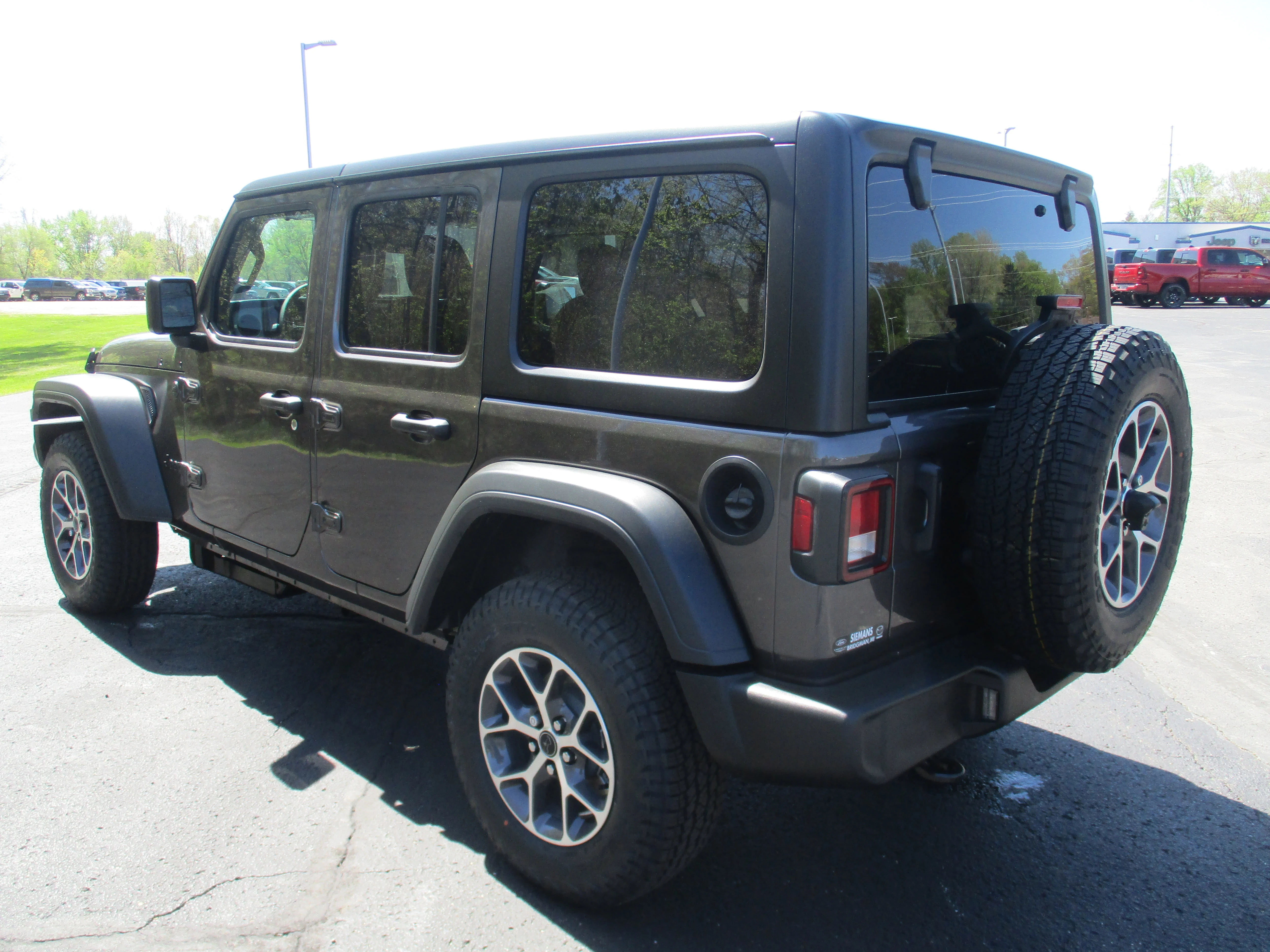 New 2026 Granite Crystal Metallic Clear-Coat Exterior Paint Jeep Sport S image 29