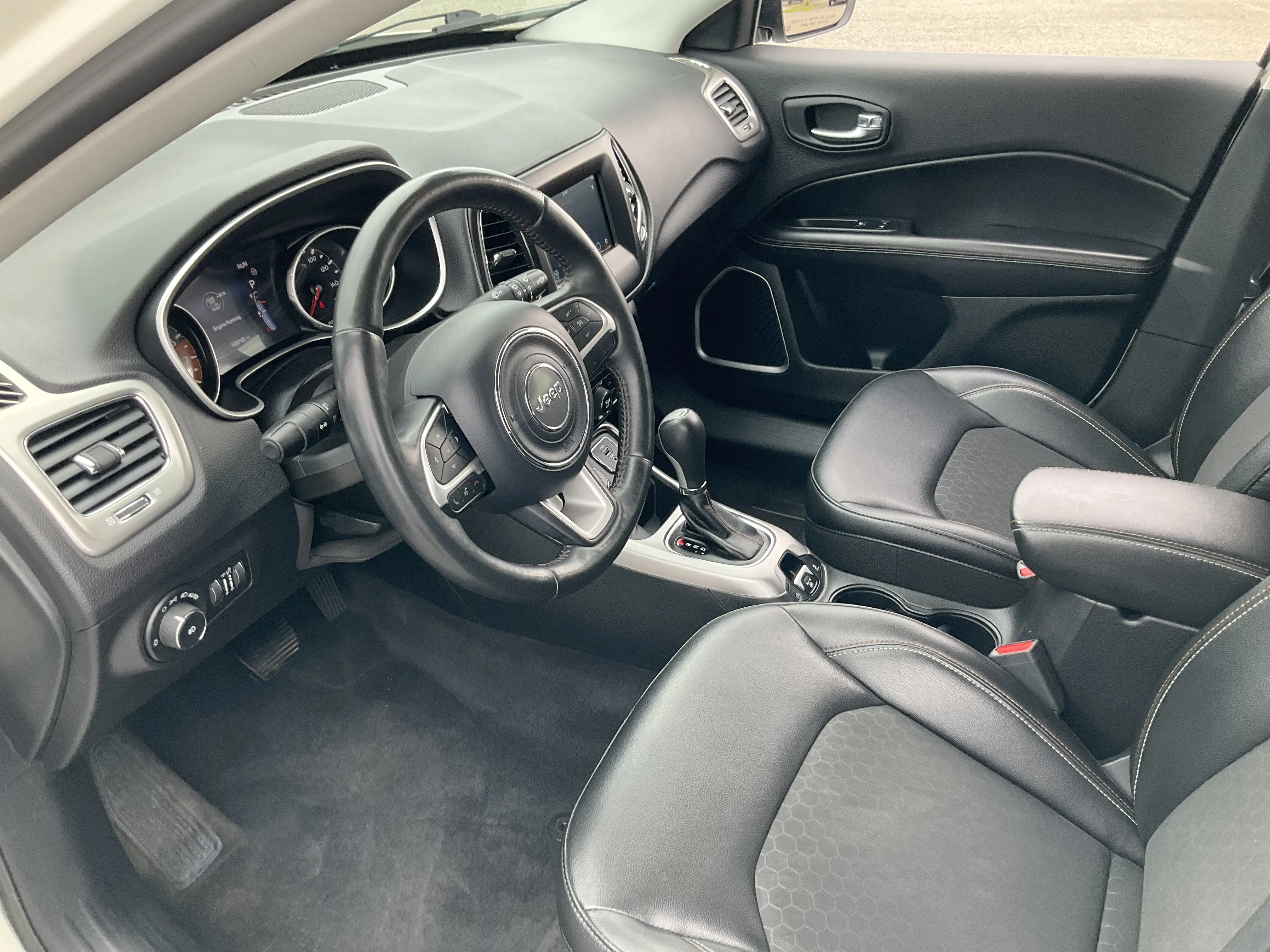 Used 2018 White Clearcoat Jeep Latitude image 5