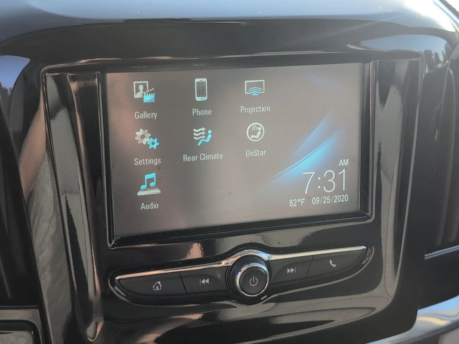Used 2018 SUMMIT WHITE Chevrolet LT Cloth image 21