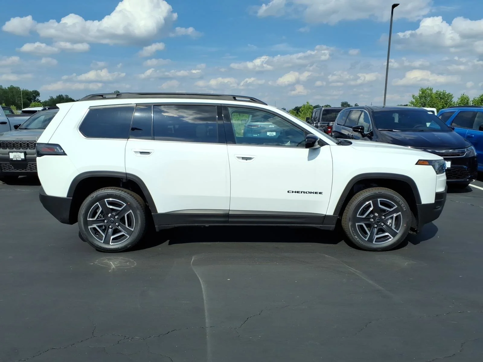 New 2026 Bright White Clear-Coat Exterior Paint Jeep Laredo image 18