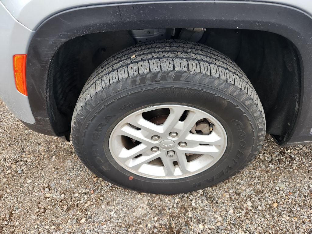 Used 2024 Silver Jeep Laredo image 24