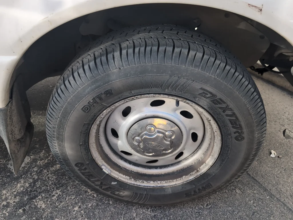 Used 2001 White Ford  image 3