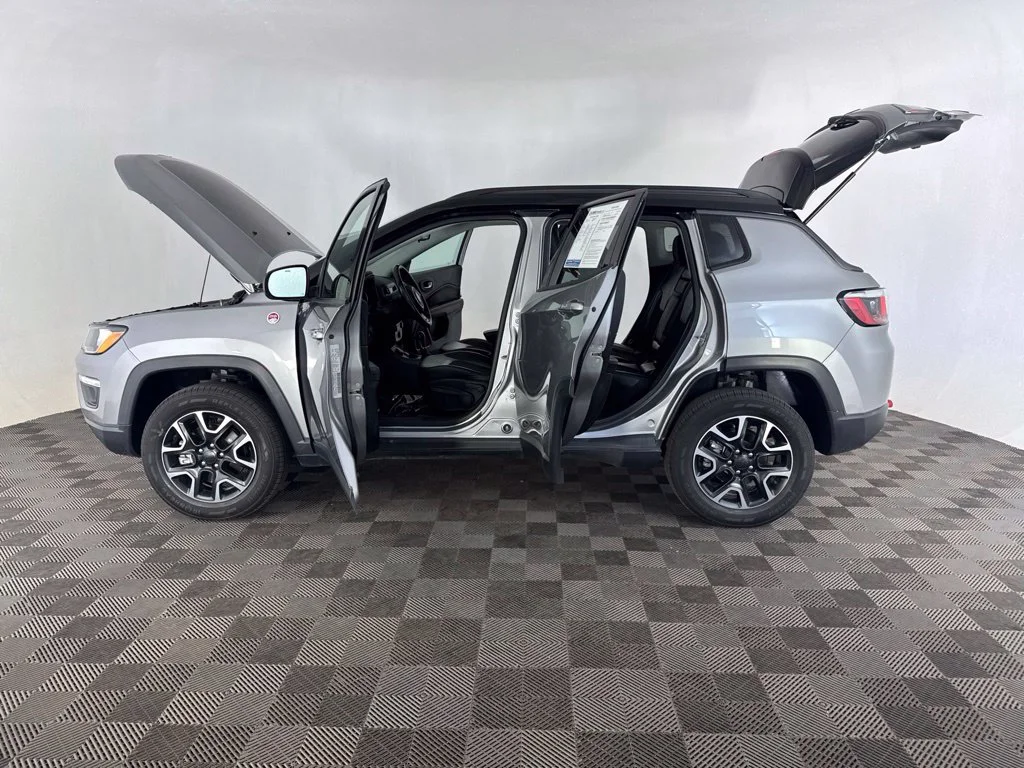 Used 2019 Silver Jeep Trailhawk image 10