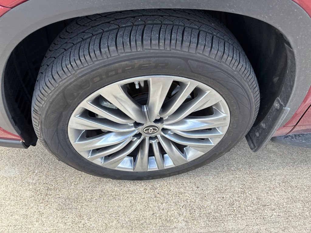 Used 2024  Toyota Platinum image 10
