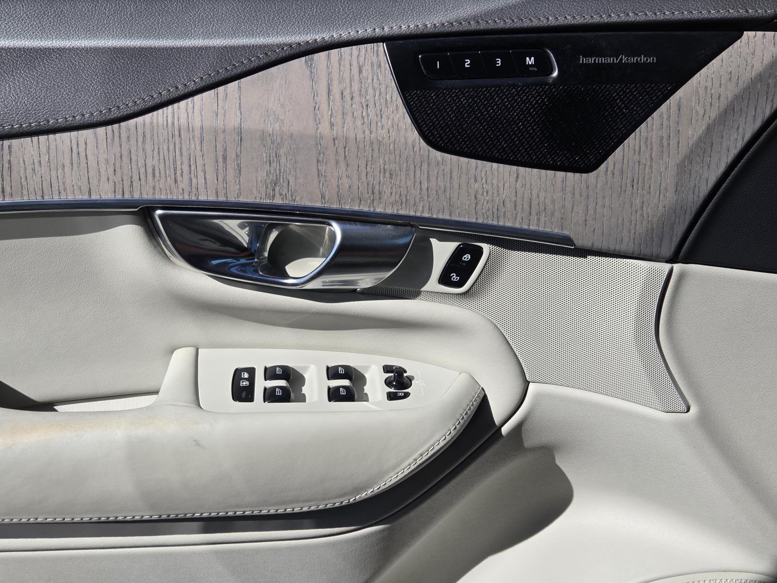Used 2020  Volvo Inscription image 27