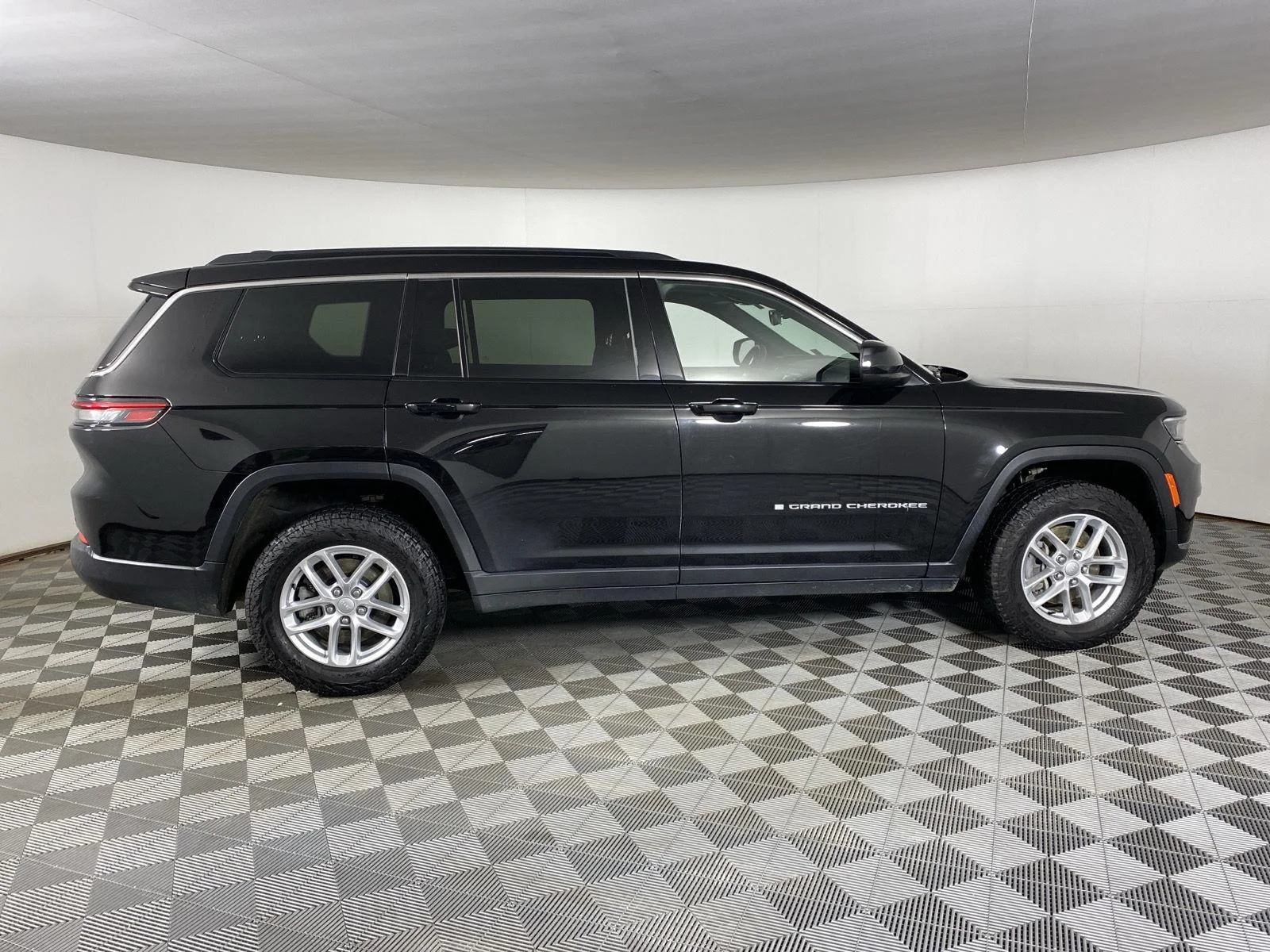 Used 2024 Diamond Black Crystal Pearlcoat Jeep Laredo image 8
