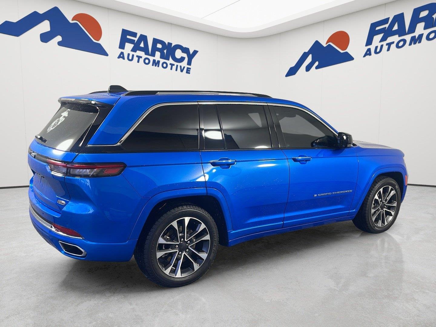 Used 2023 Hydro Blue Pearlcoat Jeep Overland image 5