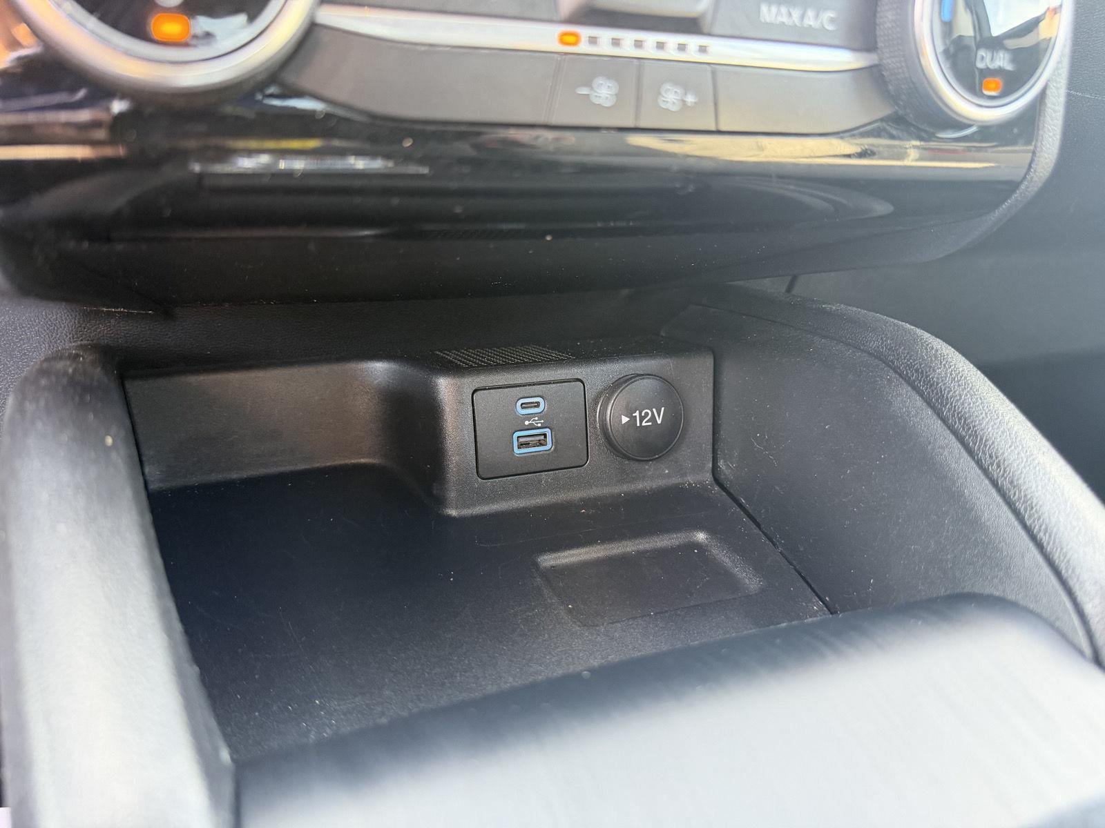 Used 2022 Oxford White Ford SE Hybrid image 24