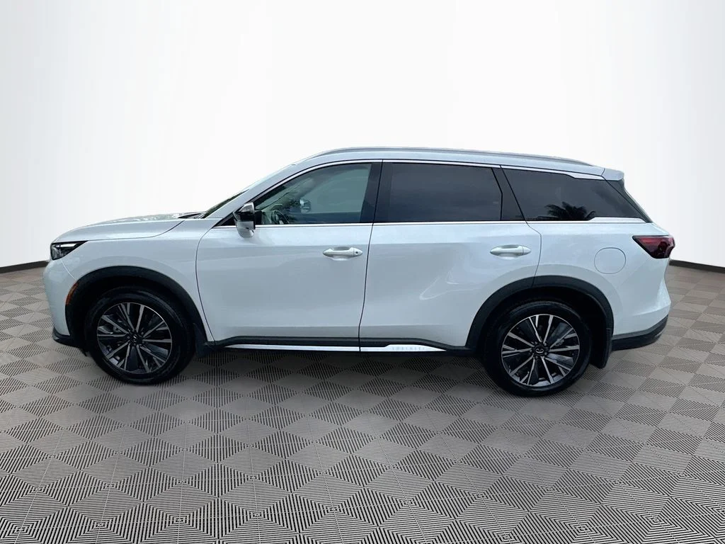 Certified Used 2026 White INFINITI LUXE image 9