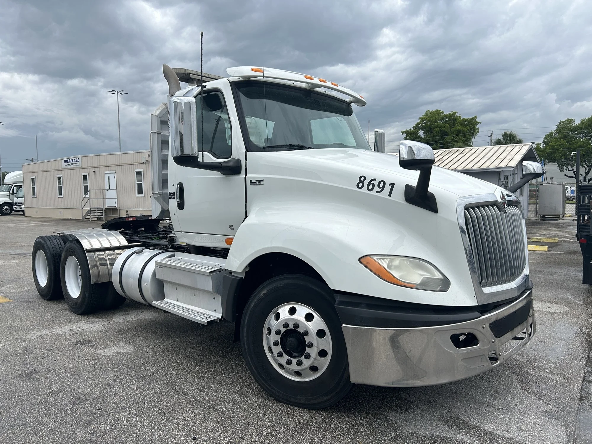 Used 2019  INTERNATIONAL Day Cab image 1