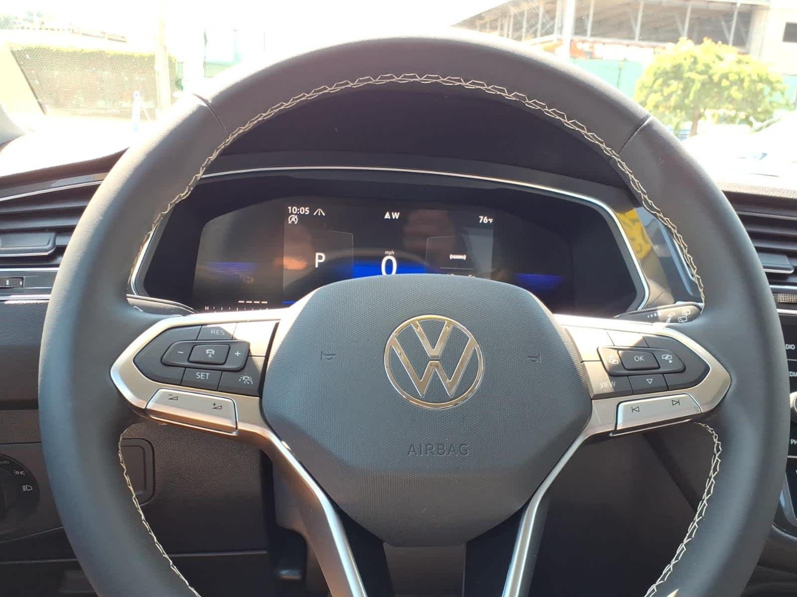 Certified Used 2023 DEEP BLACK PEARL EFFECT Volkswagen SE image 24