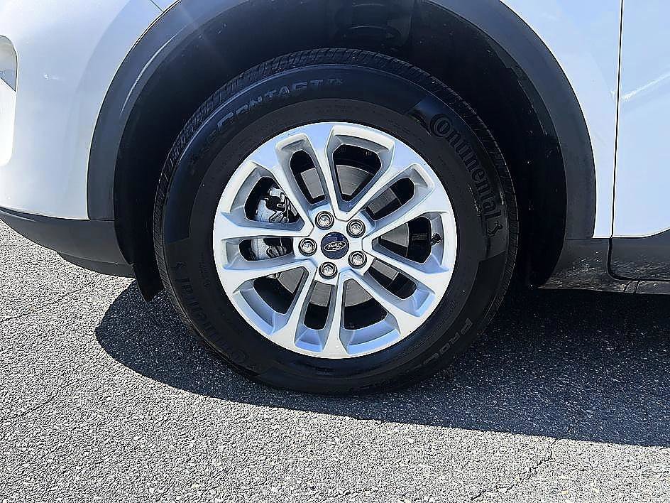 Used 2020 White Metallic Ford SE image 4