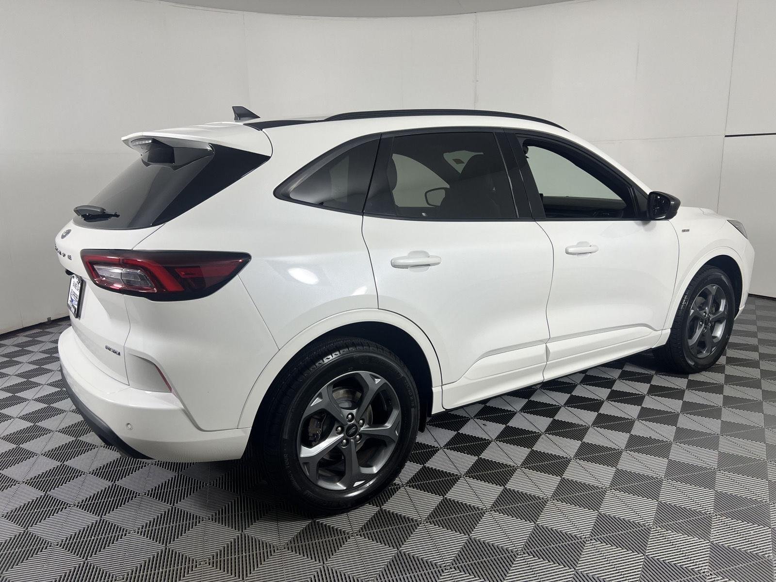 Used 2023 Star White Metallic Tri-Coat Ford ST-Line image 13