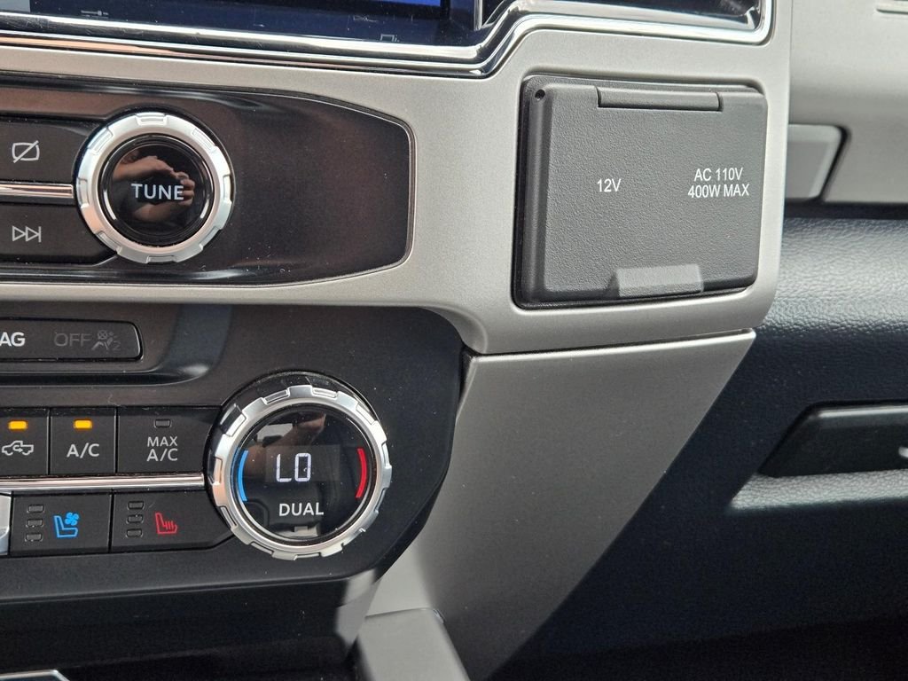 Used 2022  Ford Lariat image 31