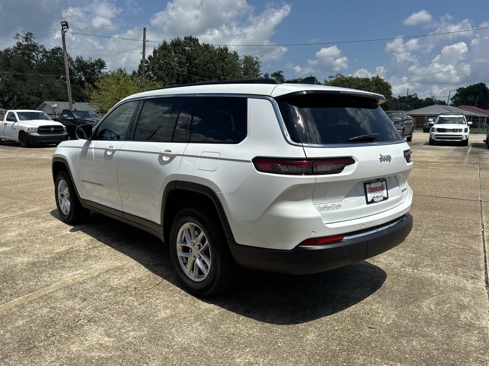 New 2026 Bright White Clear-Coat Exterior Paint Jeep Laredo X image 4