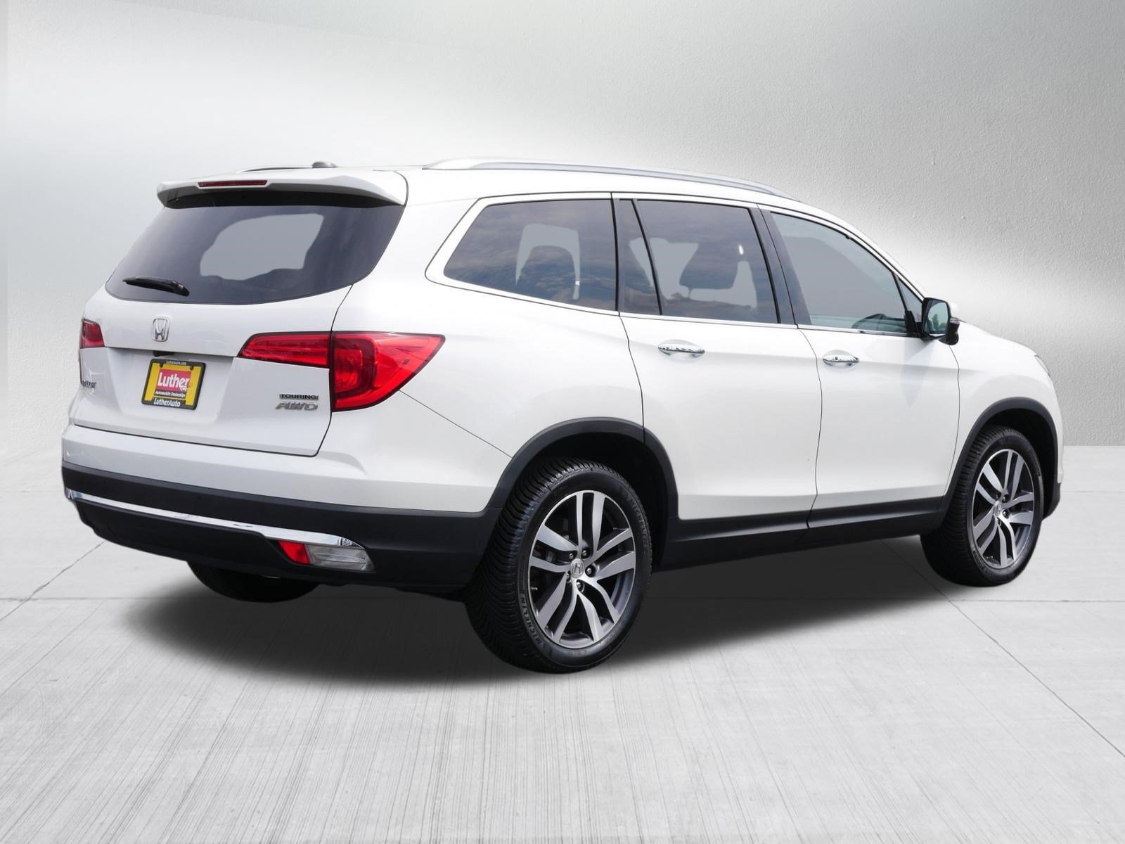 Used 2017 White Diamond Pearl Honda Touring image 7