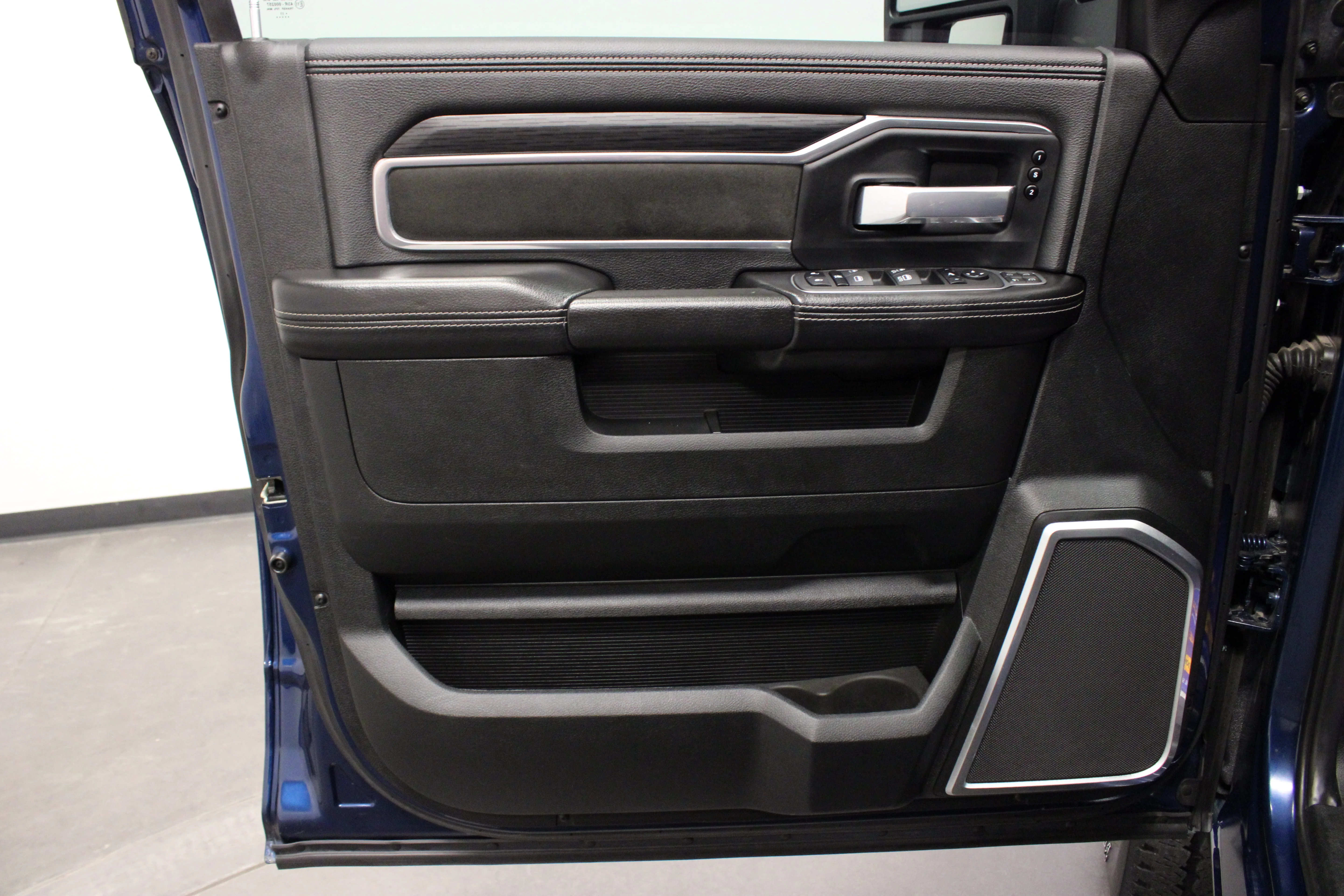 Used 2023 Patriot Blue Pearlcoat Ram Laramie image 19