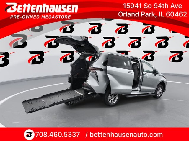 Pre-Owned 2024 Toyota Sienna LE 4D Passenger Van
