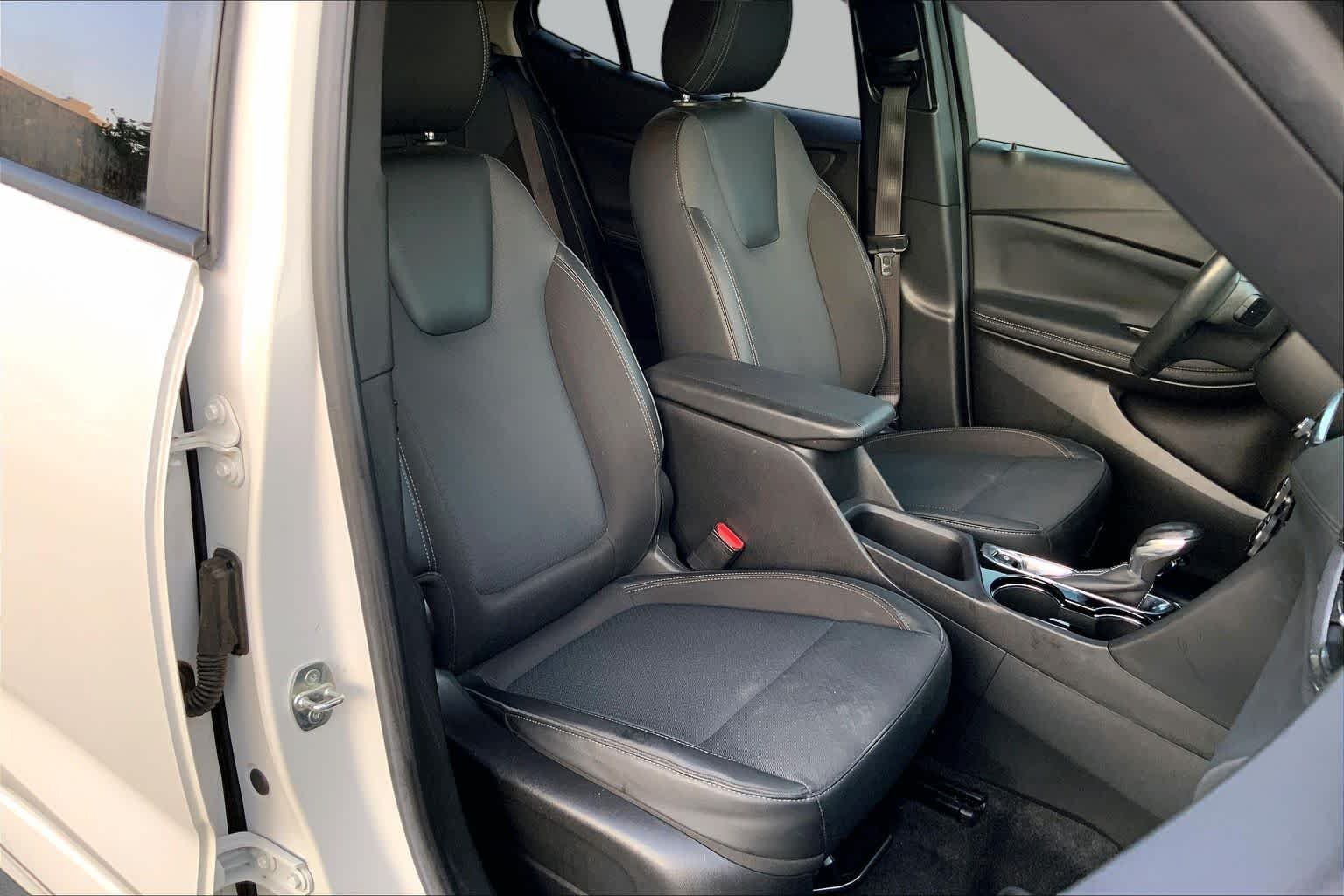 Used 2022 White Frost Tricoat Buick Select image 9