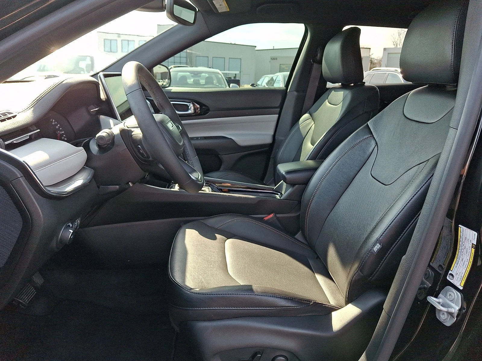 Used 2023 Diamond Black Crystal Pearlcoat Jeep Limited image 14
