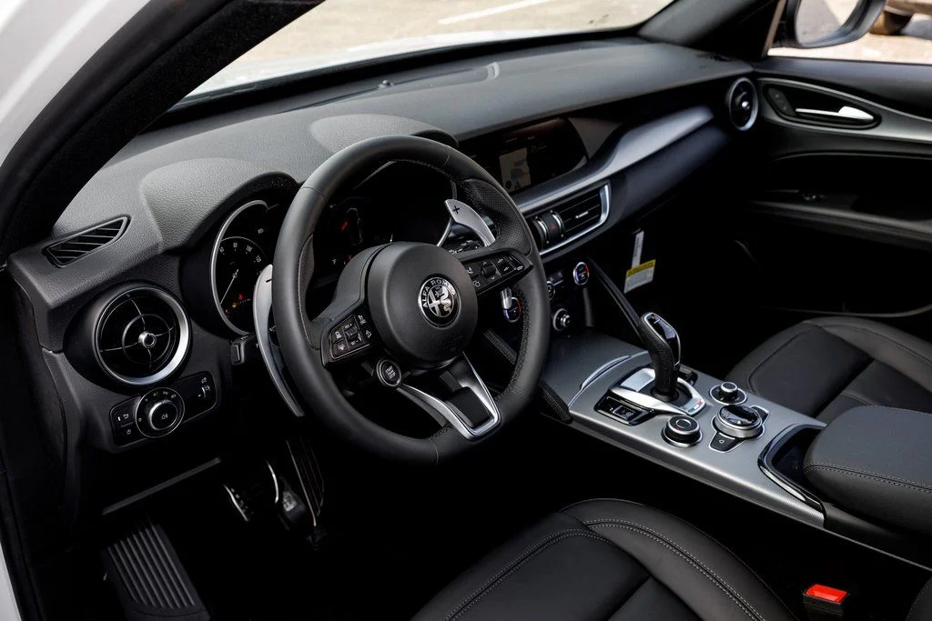 New 2025 White Alfa Romeo Base image 21