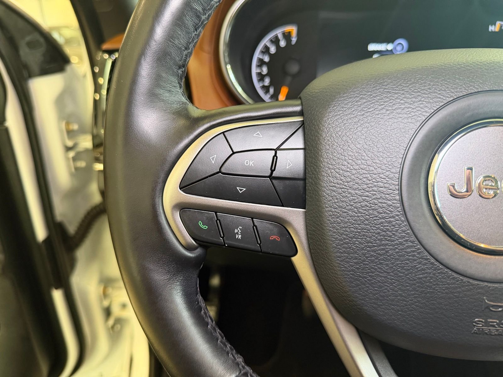 Used 2020 Off-white Jeep Overland image 34