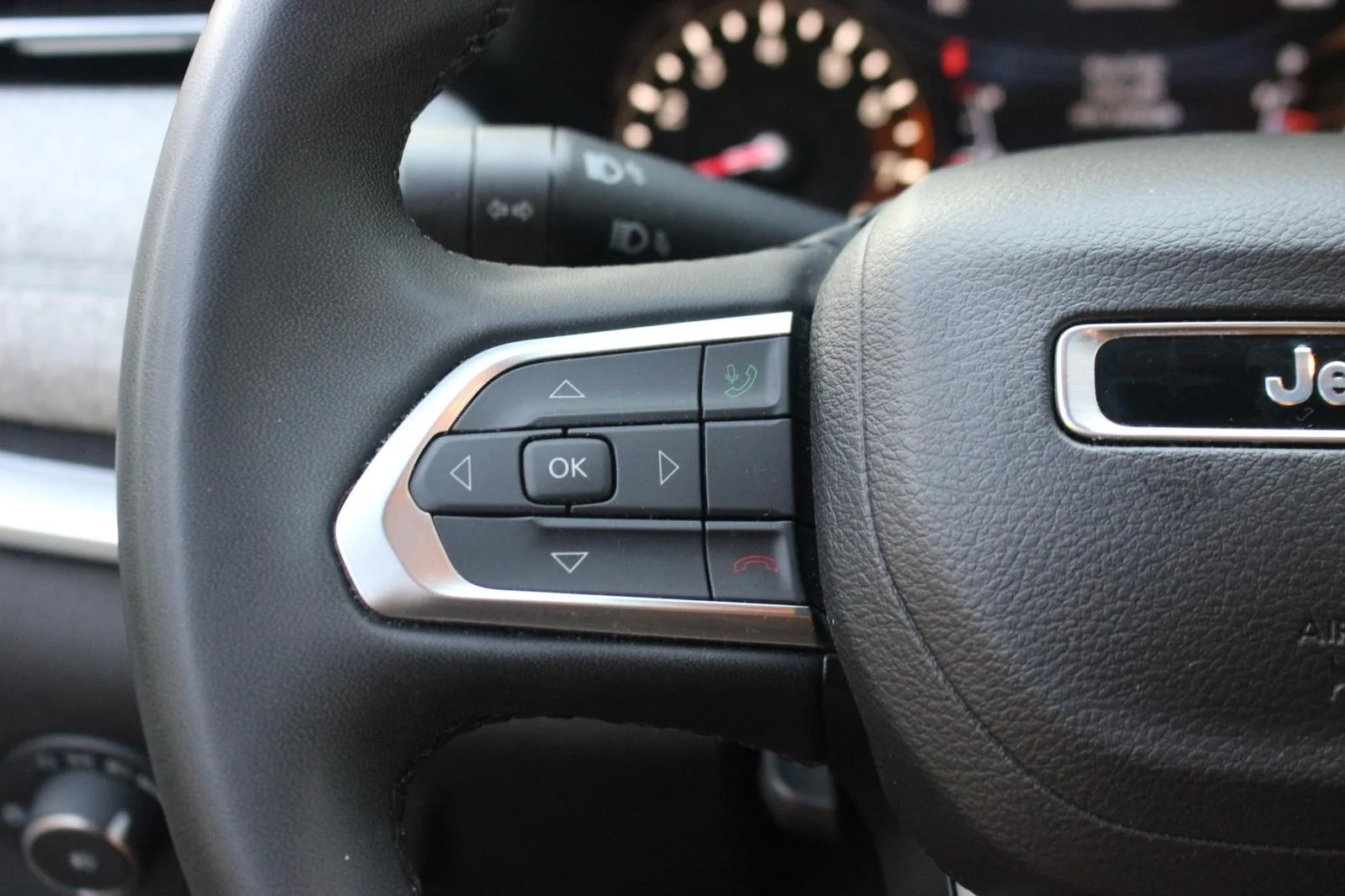 Used 2024 White Jeep Latitude image 19